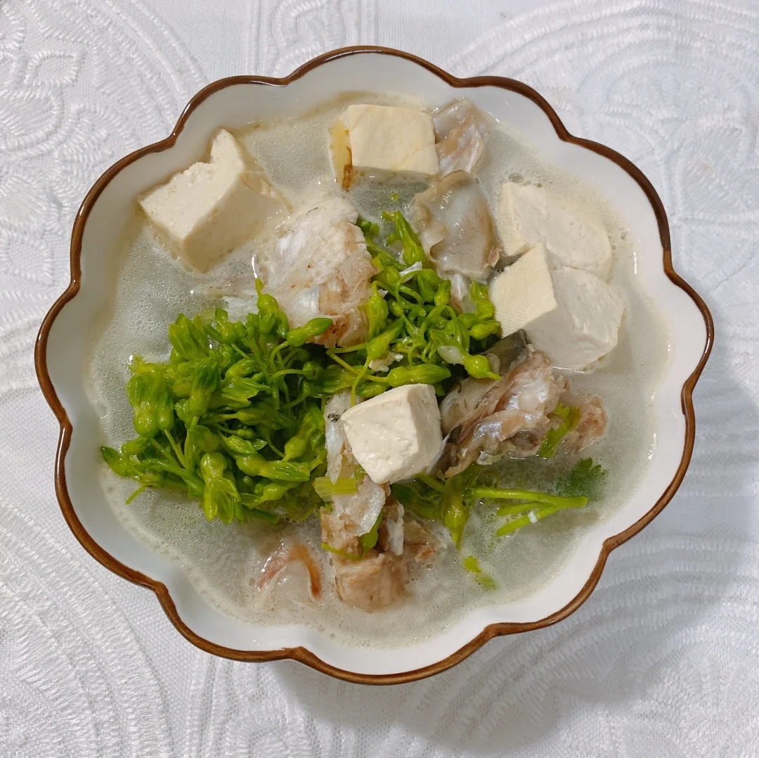 味美鲜美的奶白鲫鱼豆腐汤,鱼汤最开胃的吃法肉肥汤鲜