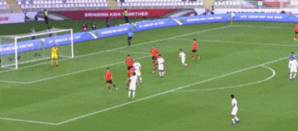 国足大将停球十米远！无人防守竟走神，攻防全隐身唯一贡献是黄牌