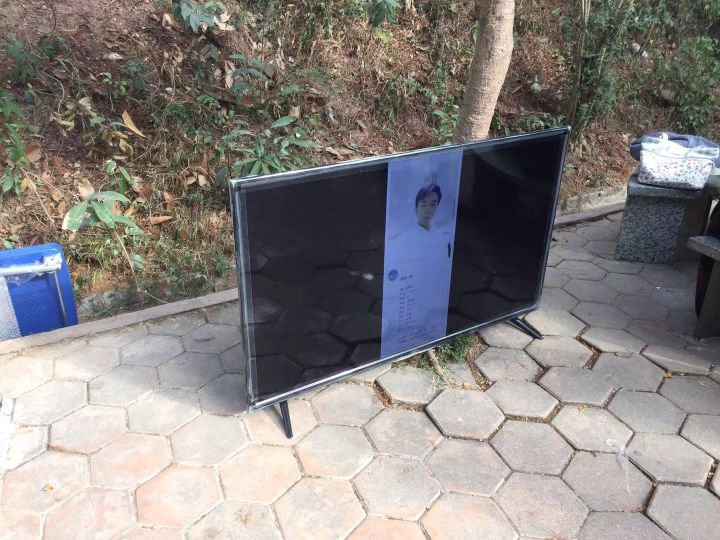 在相亲角逛了一圈，我们差点脱不开身