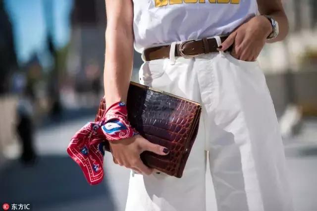 90后都不戴丝巾?谁说的!这种即优雅又酷的单品早就红透时尚圈了