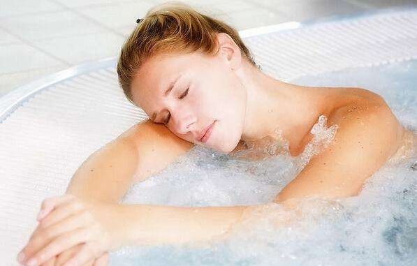 女性洗澡时最好自检这几个部位,女性洗澡哪个部位不能洗