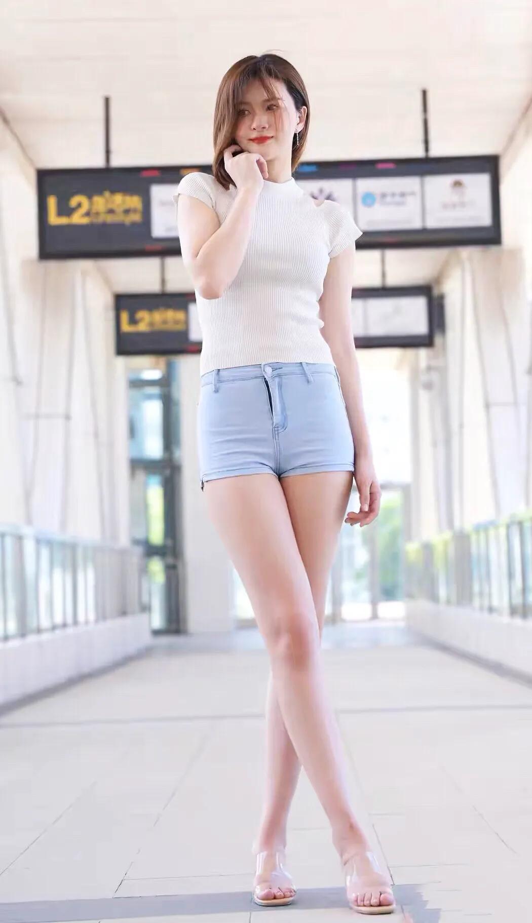 牛仔短裤高跟长筒靴,阔腿牛仔裤配银灰色高跟鞋穿搭