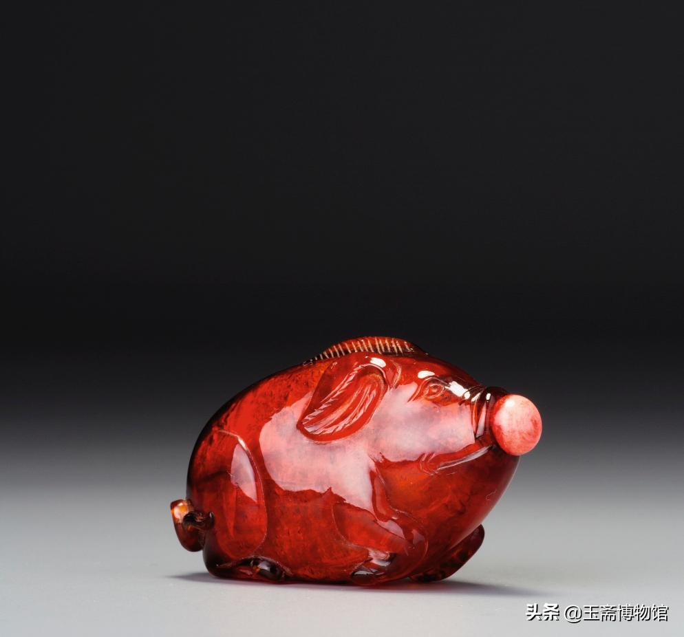 清乾隆时期琥珀蜜蜡雕刻摆件 (乾隆时期的琥珀鼻烟壶价值多少钱)