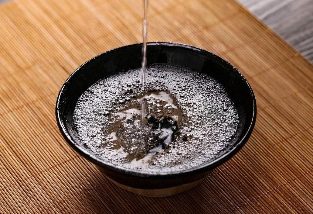 它也是贵州“酱香酒王”，为何却卖不赢茅台，网友：没茅台广告好