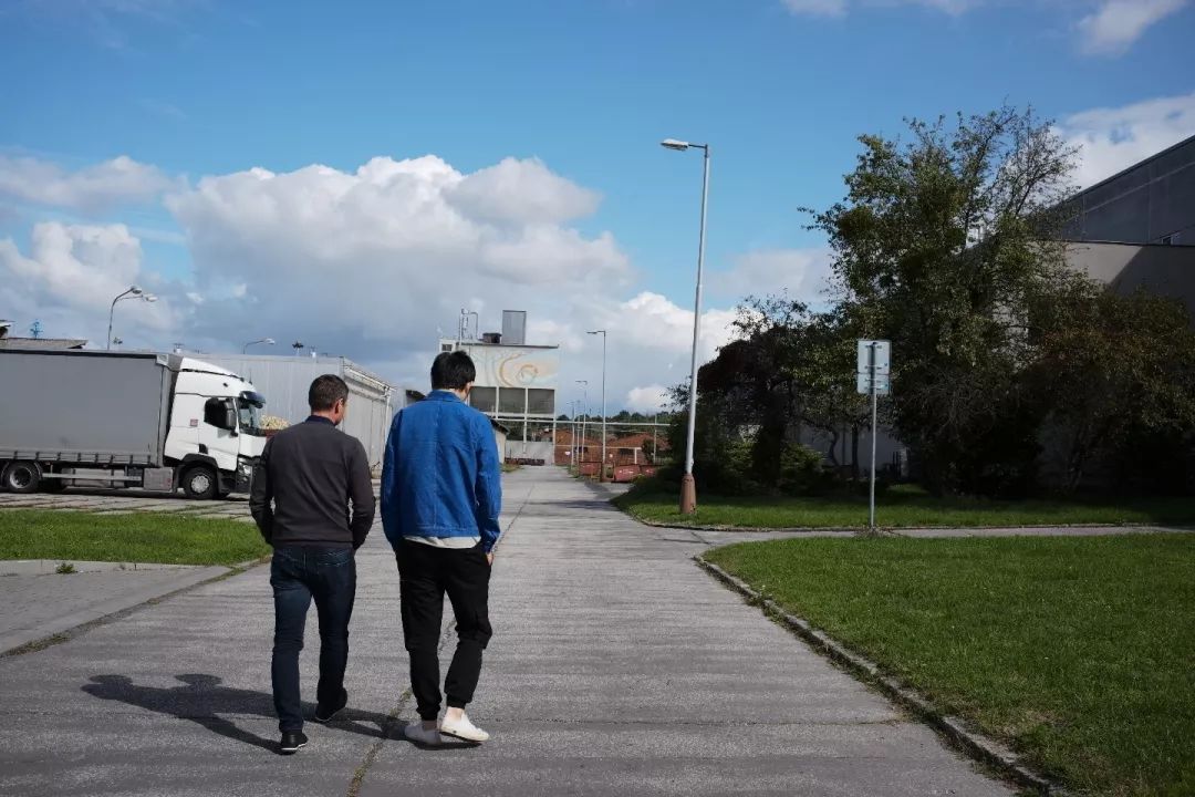 探访TON工厂看经典椅子背后的故事|疯狂24h我们去捷克干了啥？