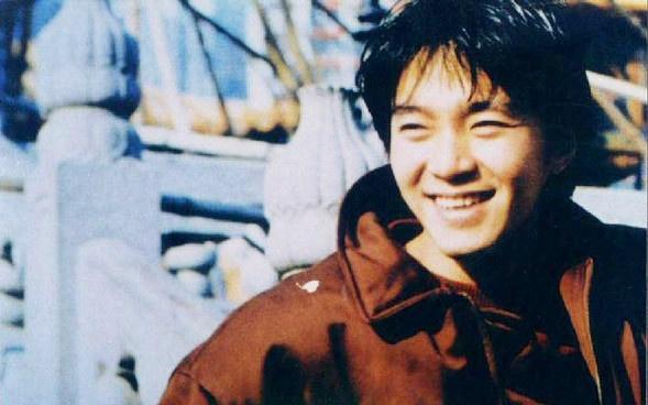 周星驰经典踢球,周星驰自由发挥成经典镜头