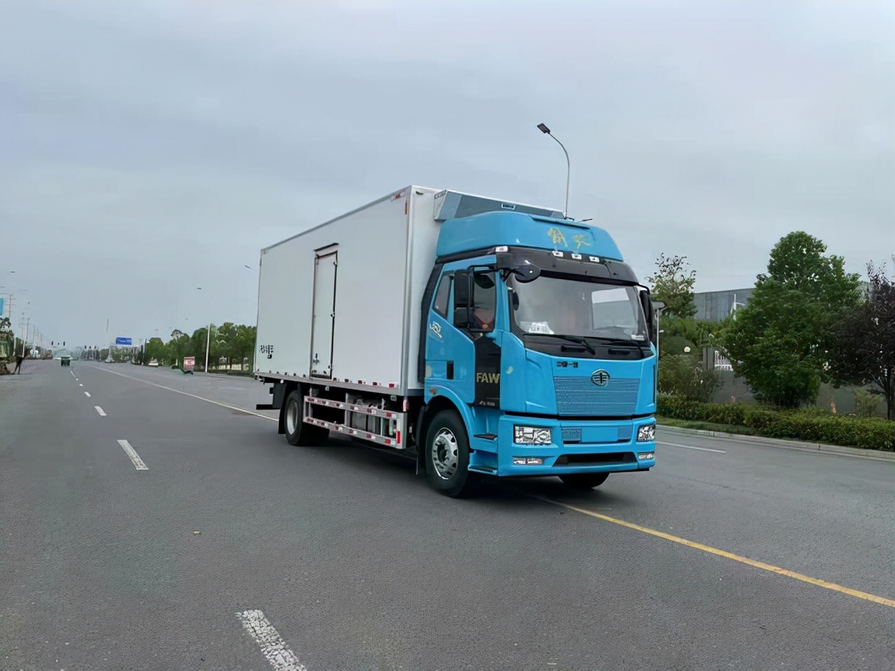 解放j6g6.8米冷藏车加什么油,解放j6l7米4冷藏车国6