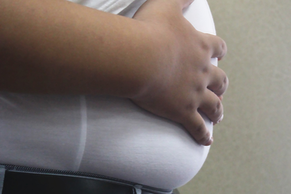 上下楼梯走路膝盖疼咋回事,上下楼梯时膝盖总是响是怎么了