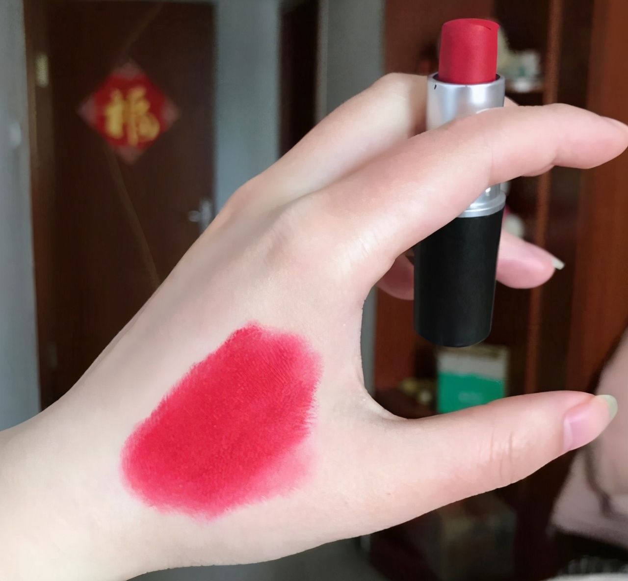 迪奥999最新款正红色,mac小辣椒和迪奥999哪个值得买