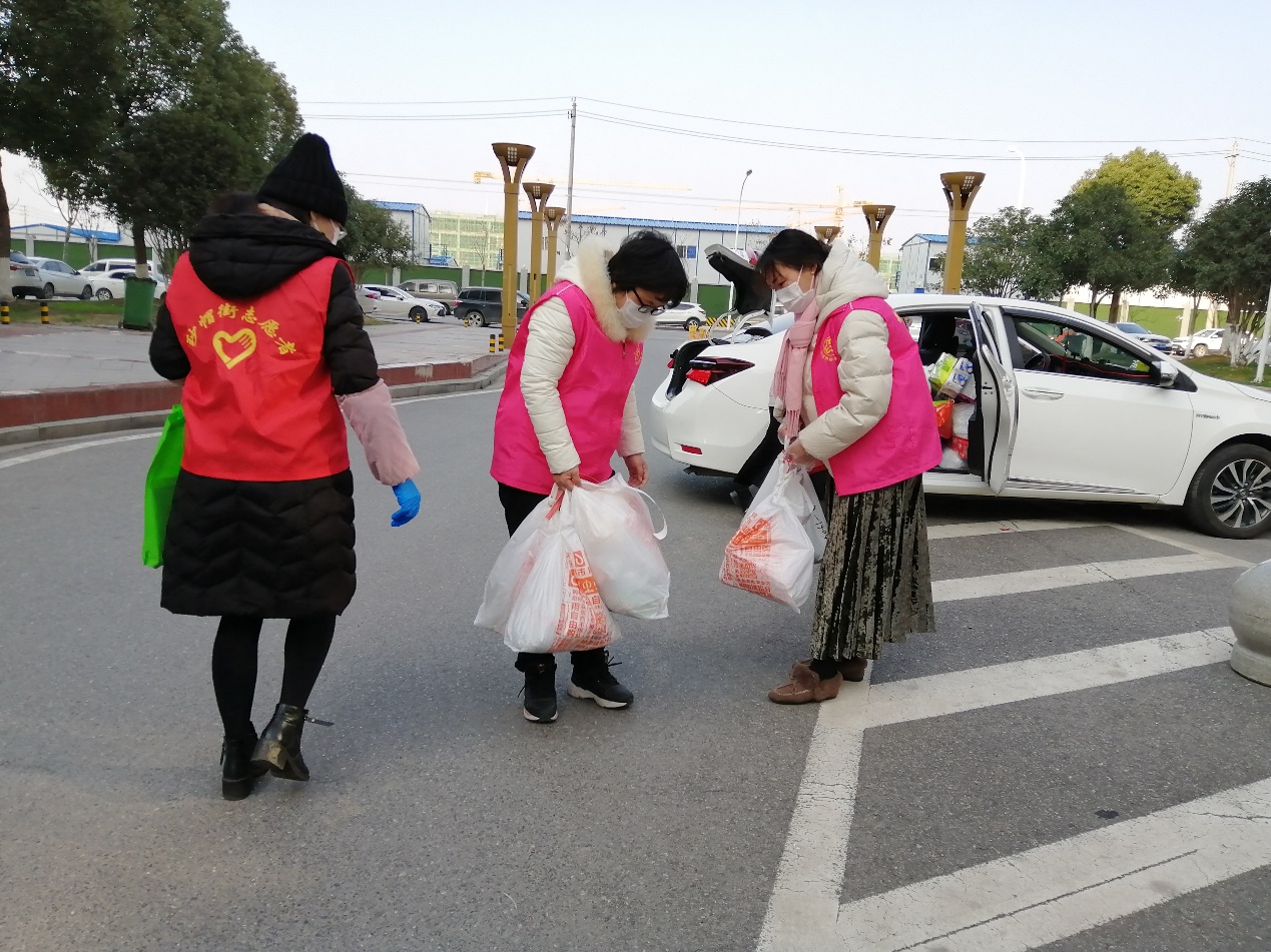 红蓝小二代购邻里互帮互助干群共同战疫用好民呼我应平台，打好防疫物资阵地战