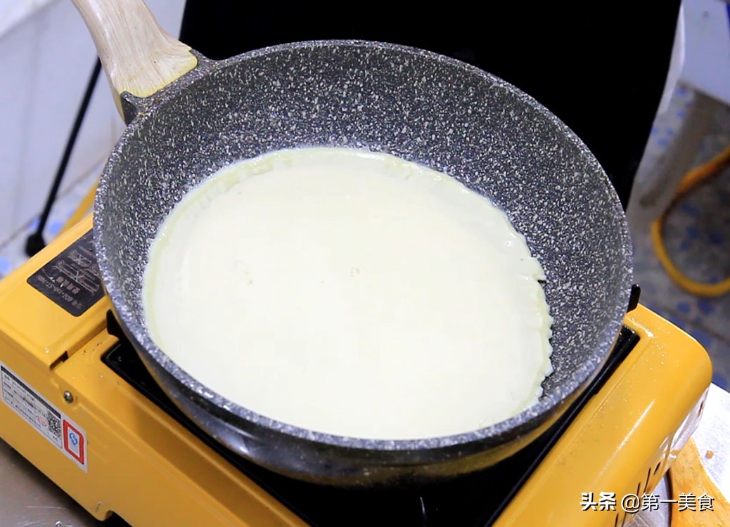 鸡蛋煎饼怎么做松软酥脆,一碗面粉两个鸡蛋独家做法