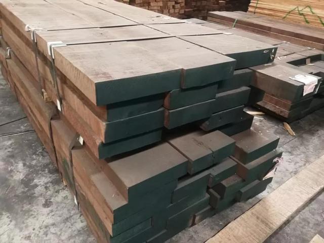 故宫的龙椅是什么木头做成的,故宫的龙椅是什么材质的