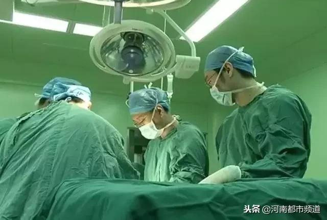 男孩出生就没有肚脐眼,男孩一出生就没有毛发