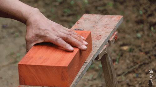 靠锯木头火爆国外，4000w人想当他孙子的大爷，到底有多牛x？