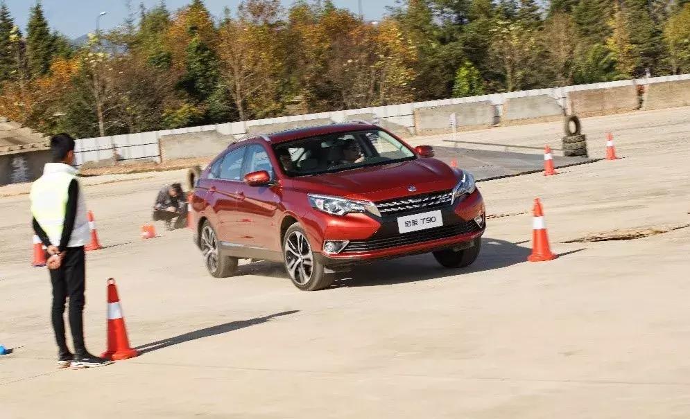 与这台跨界SUV一起，看天空的蓝，看远处的山