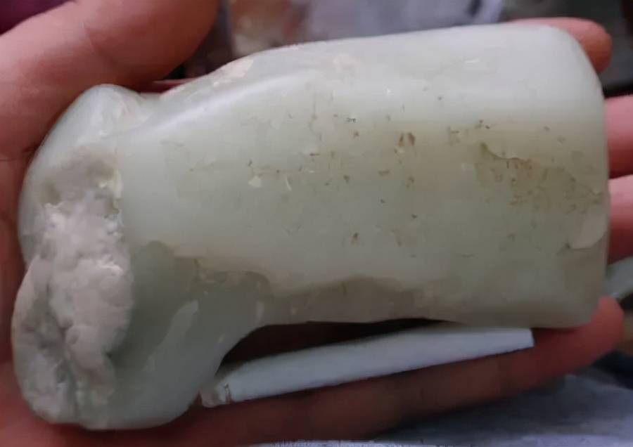 新疆且末籽料和且末山料的区别,和田玉山流水与山料籽料哪种好