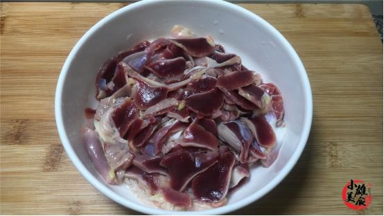 炒鸡胗先放泡菜还是鸡胗,炒鸡胗放郫县豆瓣酱吗