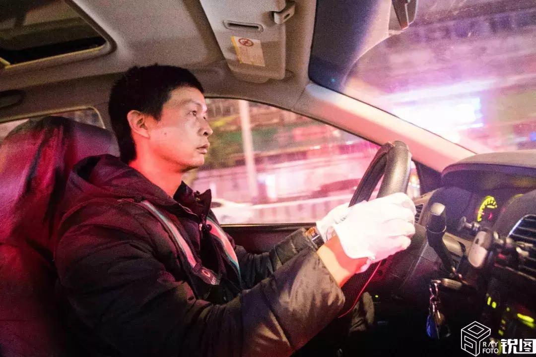 暖心代驾爸爸：白天收废品晚上开滴滴捡玩具给女儿建成童话世界