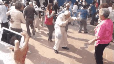 撞树、火疗、喝尿....谁是土法养生界的霸主？