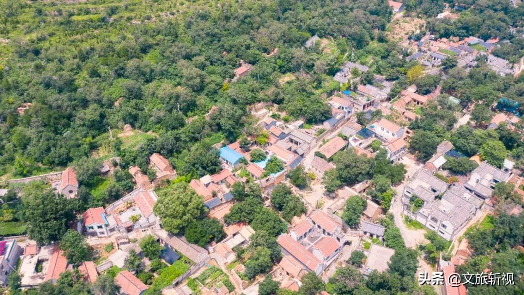 十年后再次走进朱家峪，被村里的几个摊煎饼的大妈纠缠着买煎饼