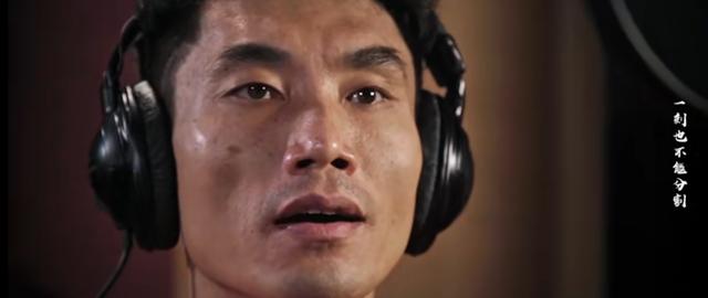 国足MV献礼祖国，郑智泛泪花领唱，艾克森身披*旗国**肖智军礼