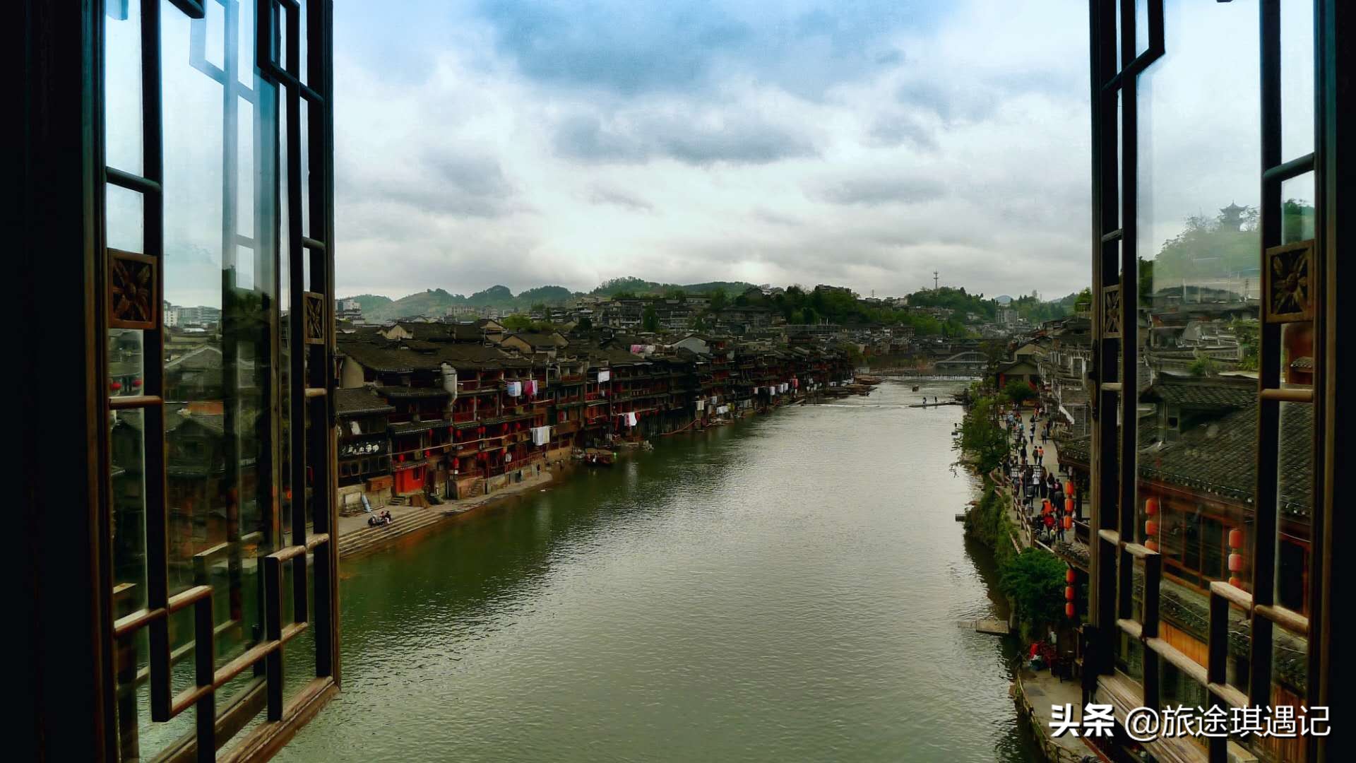 漫步在雨中的凤凰古城,凤凰镇古镇夜景