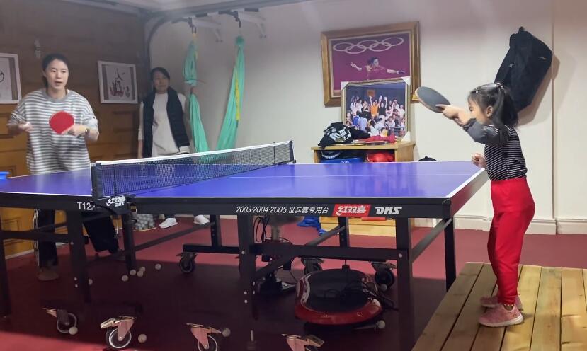 王楠穿拖鞋跟女儿打球,王楠和丈夫带女儿和儿子出门玩耍