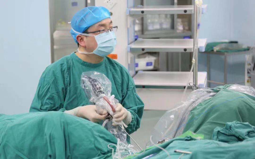 肚脐眼漏尿百万分之三的概率被小伙撞上了