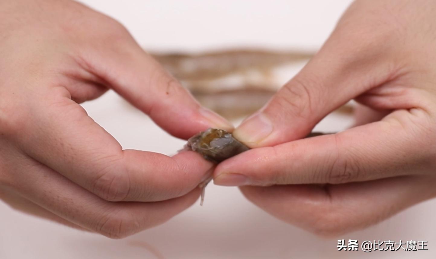 吸管挑虾线去虾头,去虾线别把虾掰断了