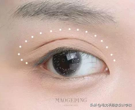 眼线一画上就晕染,眼线一笔画完视频