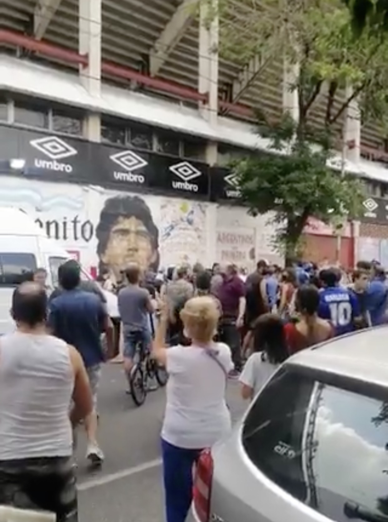 泪目向天下母亲致敬,怀念马拉多纳绿茵场上再无英雄