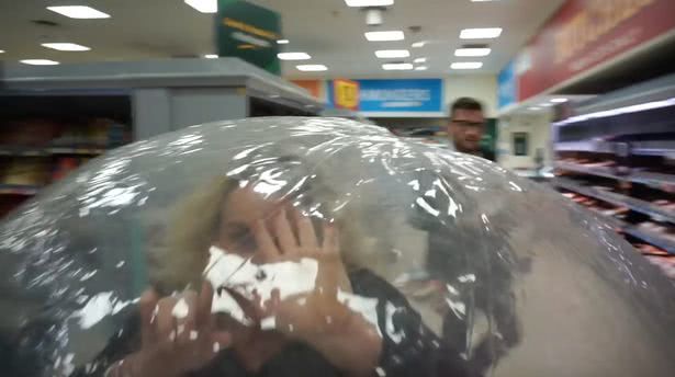 英国女子穿气球逛超市,英国女子进充气球一路滚进超市