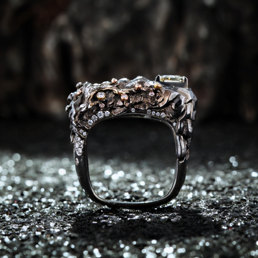 她设计的珠宝如画似景承包了你对美的所有渴求与遐想