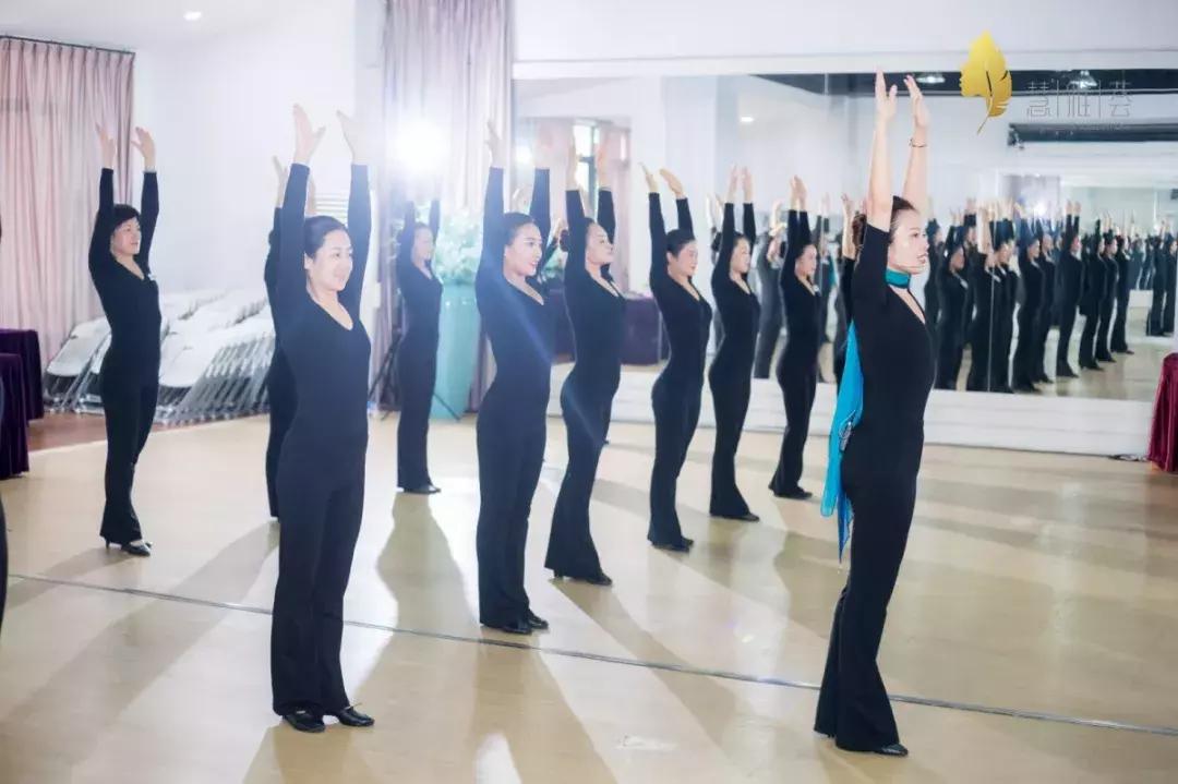 女性气质礼仪培训班,优雅仪态培训报名