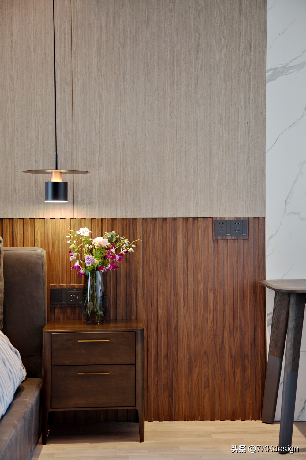 海边联排别墅小院实景现代轻奢,独栋带院子的小别墅年代感