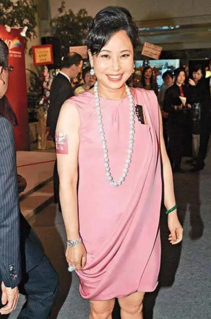 赌王三太参加活动穿得太朴素,赌王三太珍珠项链