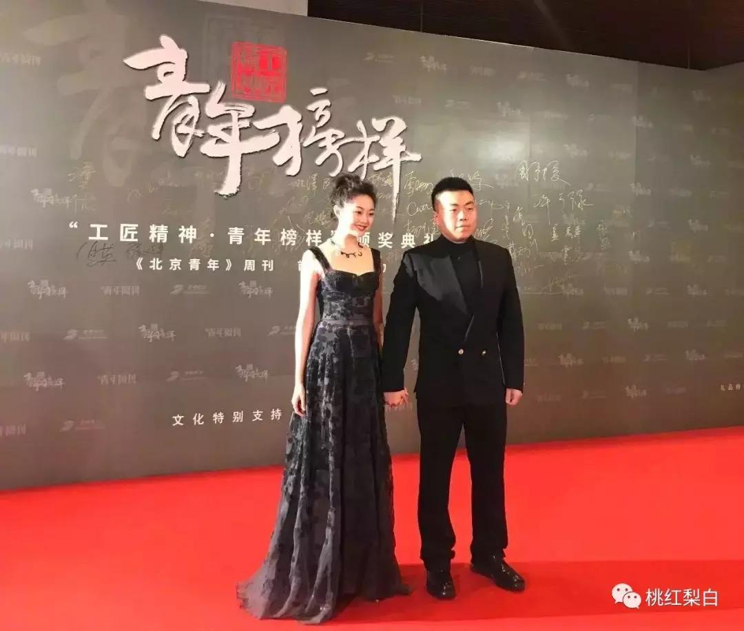 刘嘉玲和天价娃娃合影,刘嘉玲买画