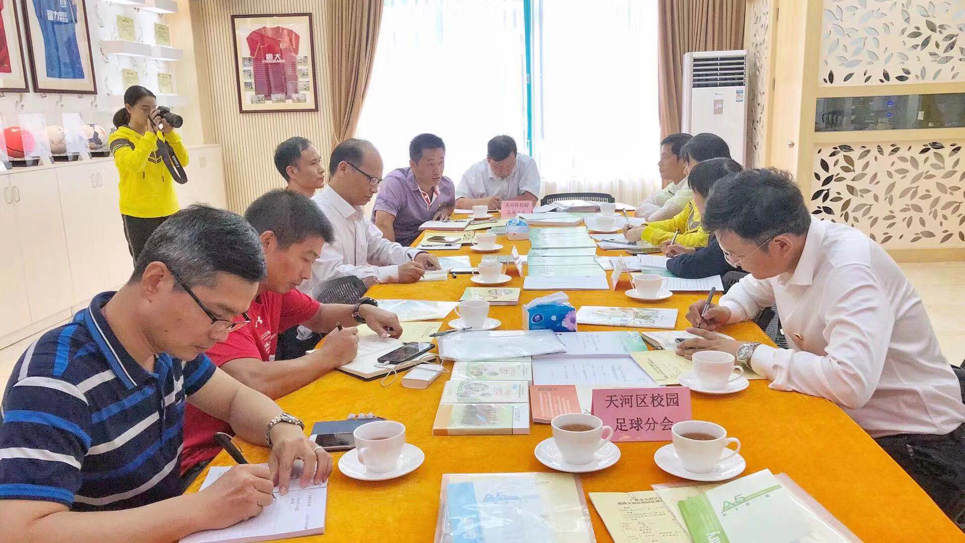 校园足球的“垦荒牛”，渔沙坦小学潘国洪校长的足球故事