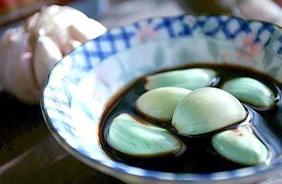 醋泡大蒜怎么吃最佳,怎样泡大蒜对肠胃有好处