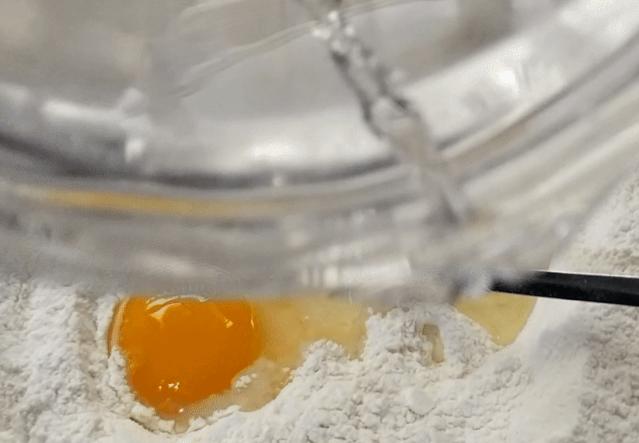 新油条怎么做酥脆松软完整教程,油条怎么做酥脆松软高筋面粉