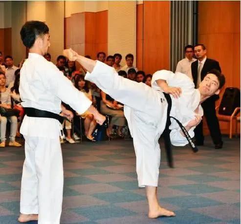 萨特瓦格斗术大师展示格斗技巧无人能及