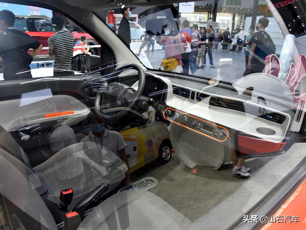 90后开五菱宏光小姐姐,00后小姐姐喜提车