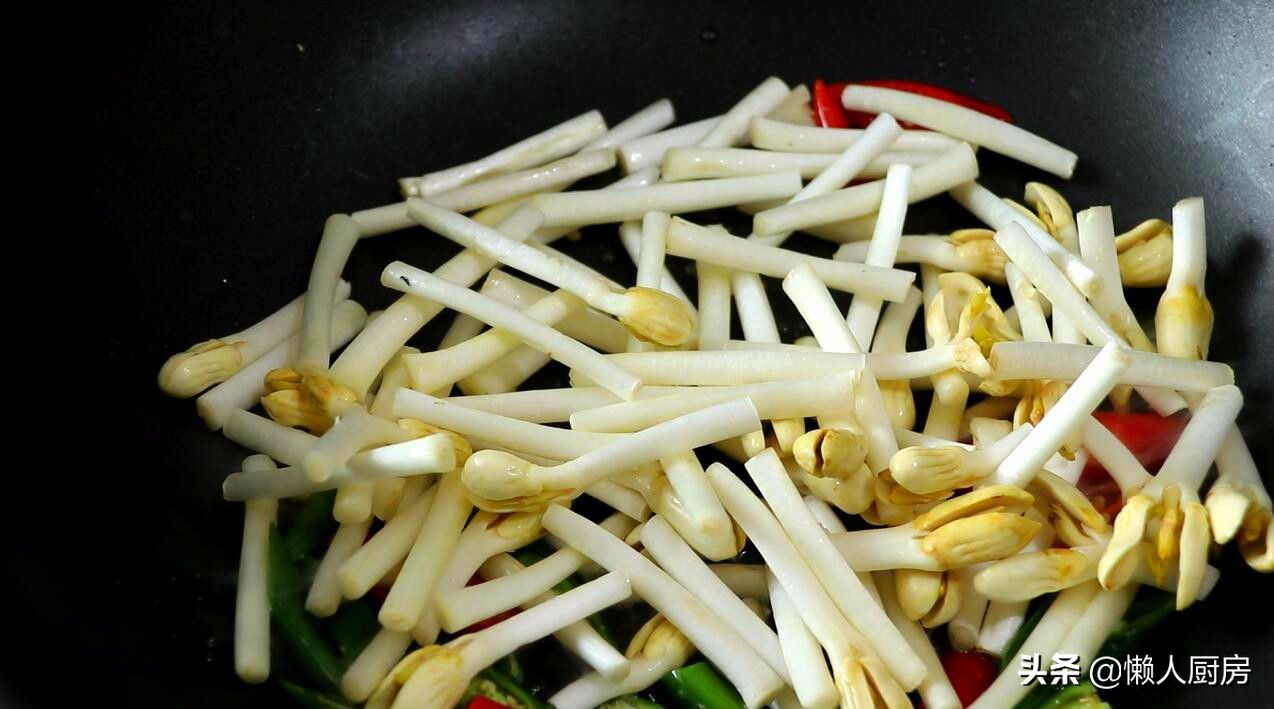 花生芽炒着吃用不用焯水,花生芽可以炒蛋吗