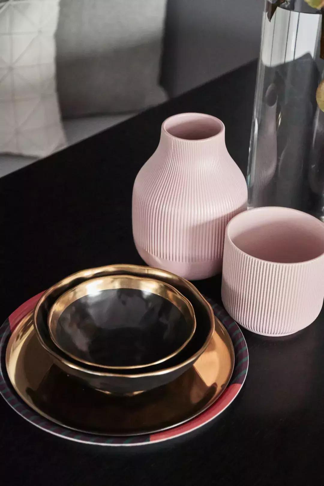 烟粉色的高级灰 (高级感十足的灰粉色)