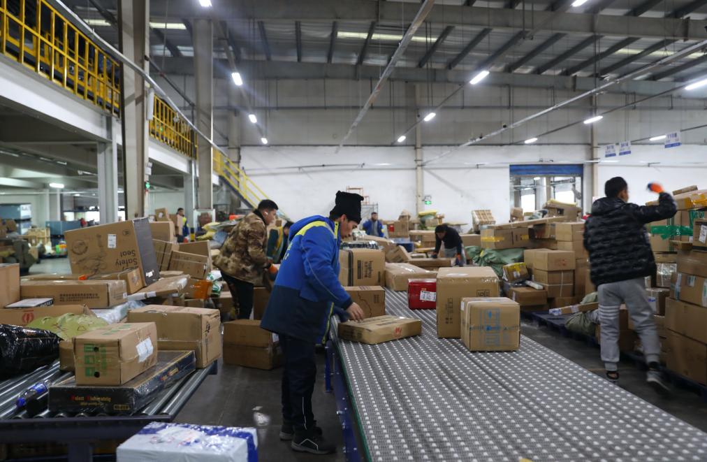 快递分拨中心双十一视频,双11快递分拣视频热火朝天