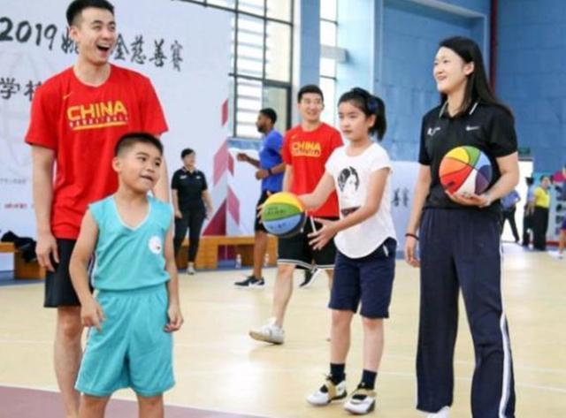 12岁1米9姚明女儿基因强大,姚明11岁女儿身高真的有一米七吗