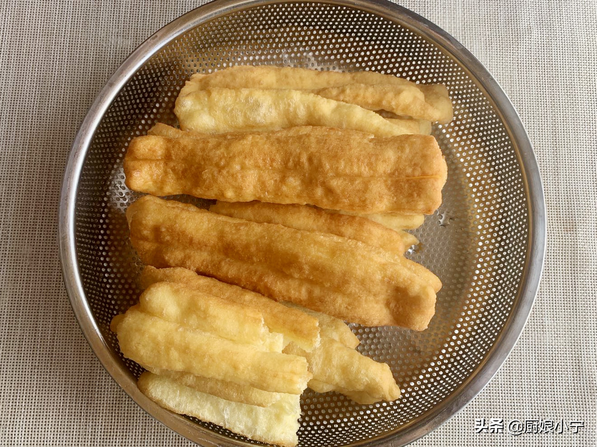 快速炸油条不醒面的方法和配方,油条不发面怎么炸出来又软又蓬松