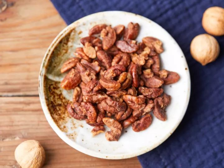 椒盐山核桃仁,核桃仁咸香酥脆的家庭做法