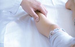 宝宝打嗝儿，亲手推拿宽胸理气、降逆止呃疗效好