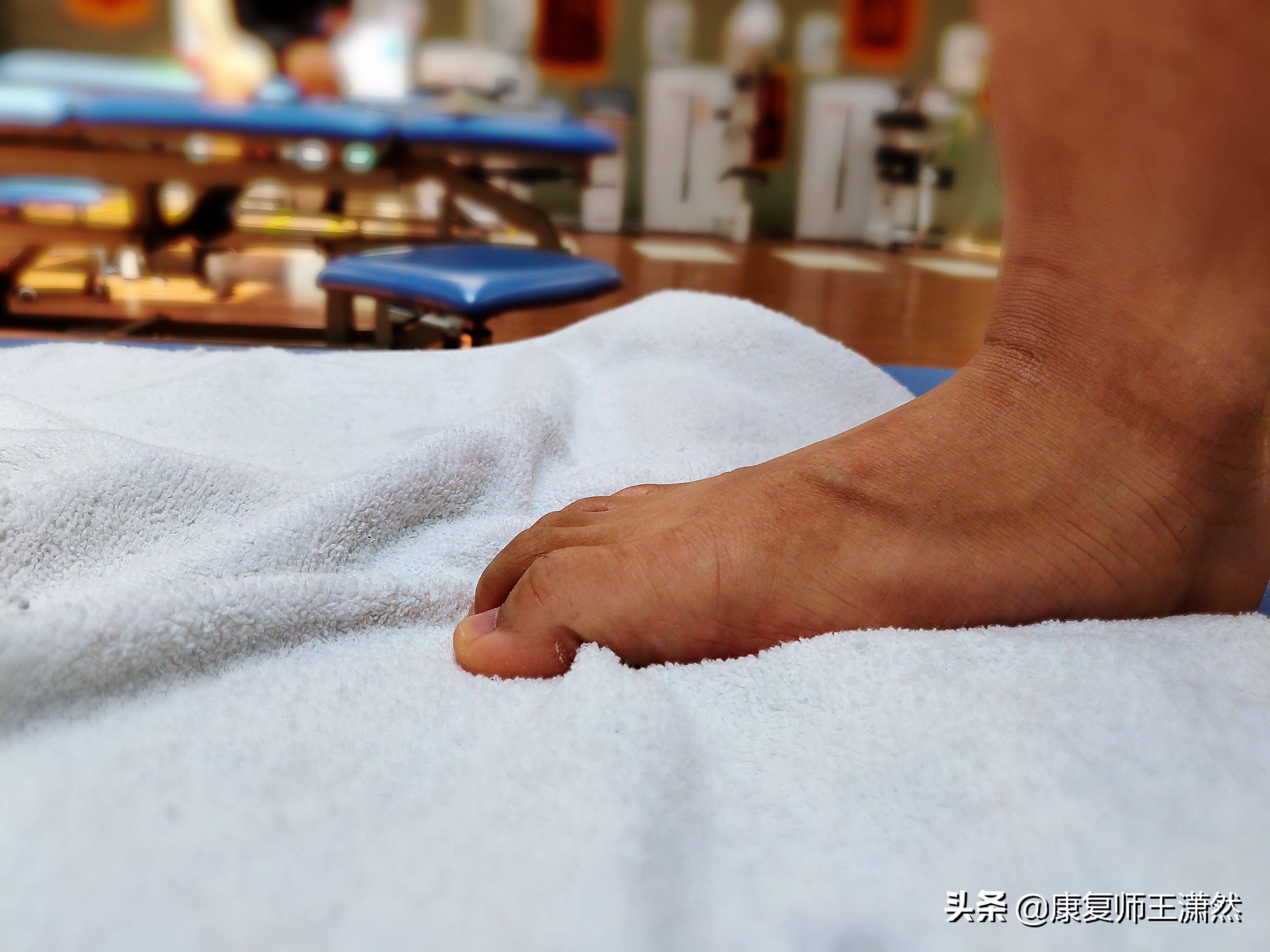 运动后脚底板感觉有一条筋在痛,运动后脚底板无力麻木怎么处理